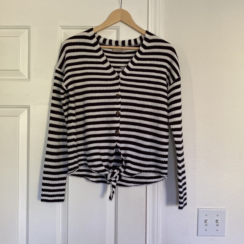 Active USA NWOT cardigan stripped sweater with tie.